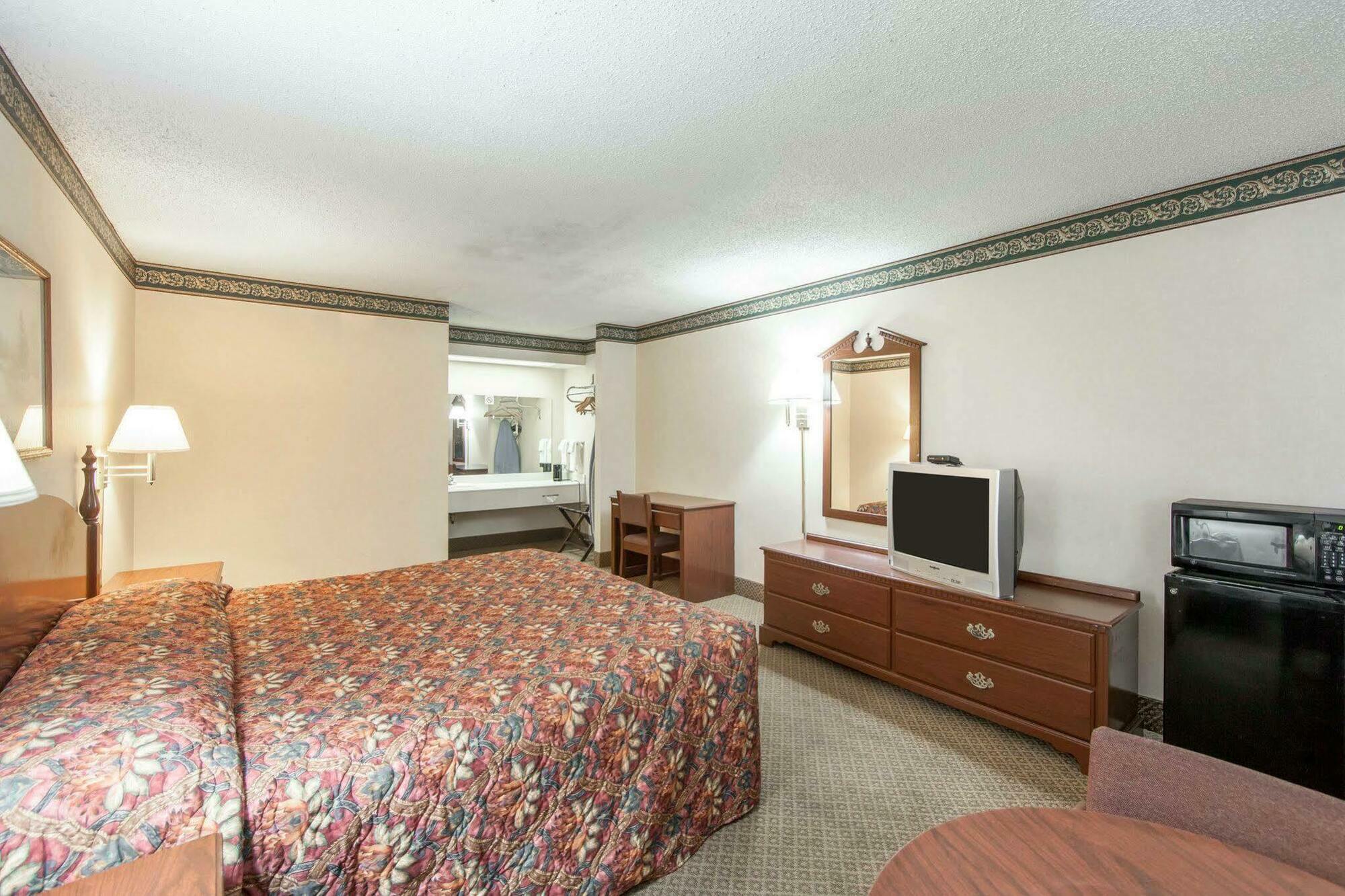 Econo Lodge Inn & Suites East Knoxville Buitenkant foto